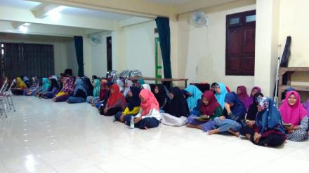 Santri Putri PP. Al-Furqon, Setiap Malam Jum'at Adakan Sholawat Berzanji